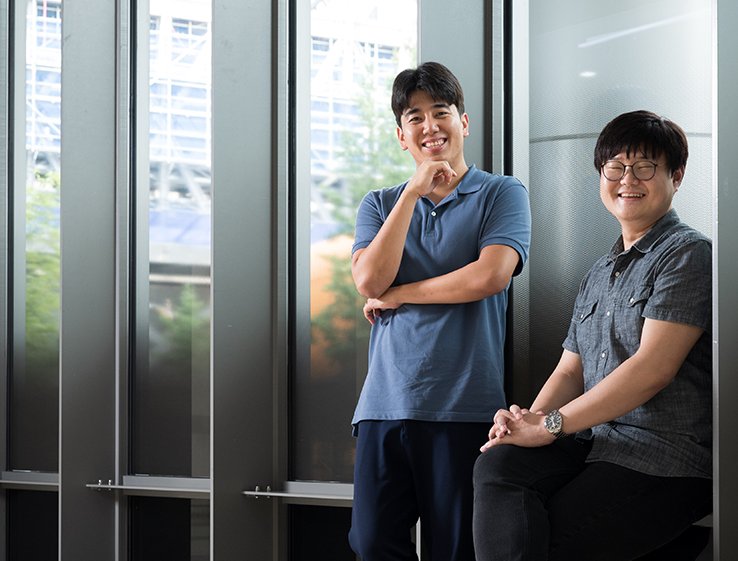 ▲SK하이닉스 JEM(Job Exposure Matrix) 시스템 구축부터 운영, 관리까지 맡고 있는 SK하이닉스 안전보건팀 문형일 TL(왼쪽), 선행연구팀 이경호 TL. (사진제공=SK하이닉스)