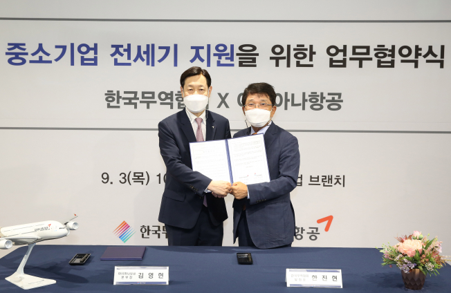 ▲3일 삼성동 코엑스 한국무역협회에서 김영헌(왼쪽) 아시아나항공 여객본부장, 한진현(오른쪽) 한국무역협회 부회장이 해외진출 상용 수요 지원을 위한 MOU를 체결한 뒤 기념촬영을 하고 있다. (사진제공=아시아나항공)