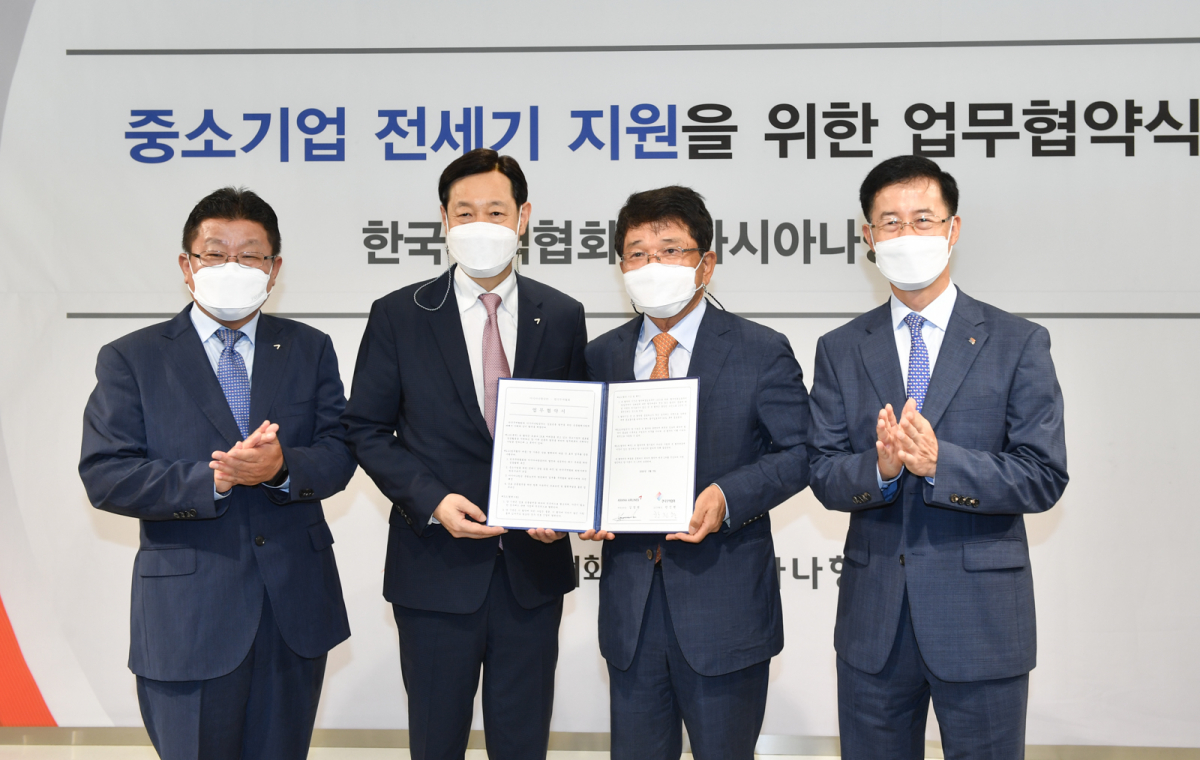 ▲왼쪽부터 아시아나항공 윤태연 팀장, 아시아나항공 김영헌 여객본부장, 무역협회 한진현 부회장, 무역협회 조학희 국제사업본부장이 전세기 지원을 위한 MOU를 맺고 사진촬영을 하고 있다.   (사진제공=무역협회)
