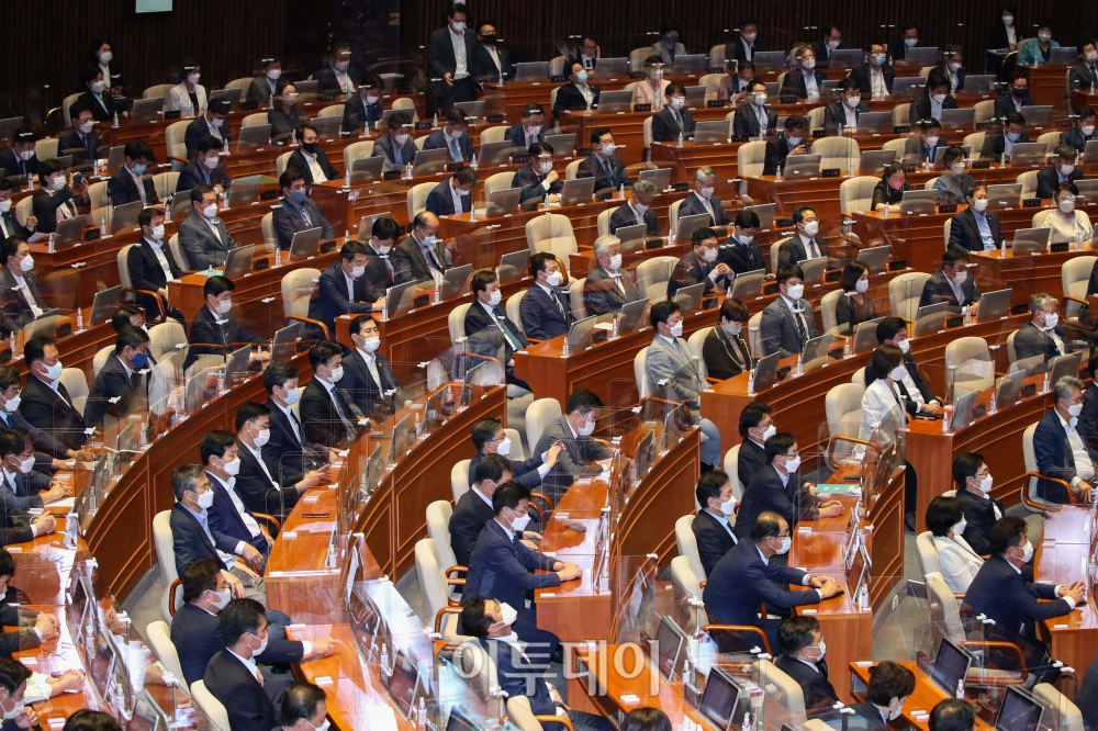 ▲1일 오후 서울 여의도 국회 의사당에서 열린 제382회 국회(정기회) 개회식에서 박병석 국회의장이 개회사를 하고 있다. 한편 국회에서 근무하는 국민의힘 당 사무처 관계자가 3일 신종 코로나바이러스 감염증(코로나19) 확진 판정을 받아 본청 등이 폐쇄됐다. (신태현 기자 holjjak@)