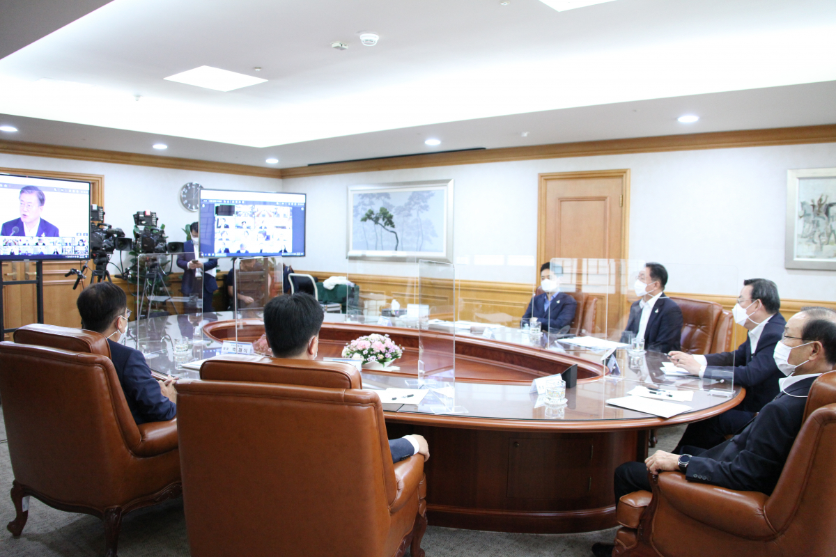 ▲김태영 은행연합회장 등 6개 금융협회장은 3일 제1차 한국판 뉴딜 전략회의에 온라인으로 참석해 전 금융권이 '한국판 뉴딜' 정책을 적극적으로 뒷받침해 나가겠다고 밝혔다. (사진제공=은행연합회)