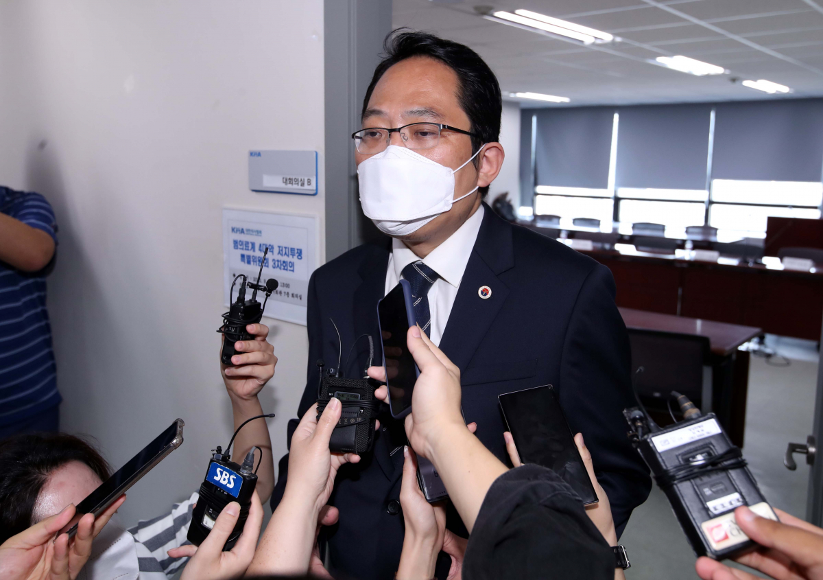 ▲최대집 대한의사협회장이 3일 오후 서울 용산구 대한의사협회에서 열린 범의료계 4대악 저지투쟁 특별위원회 3차회의에 참석하기 전 취재진 질문에 답하고 있다. (연합뉴스)