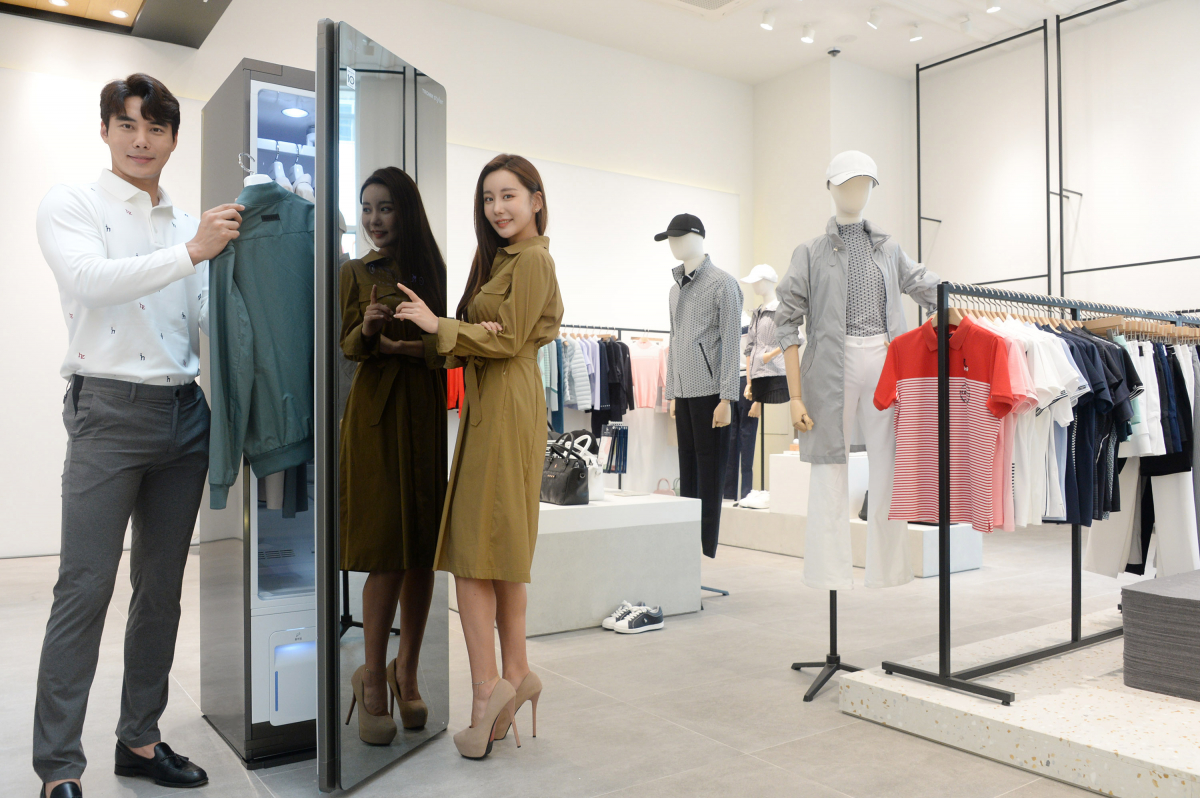 ▲LG전자가 생활문화기업 LF와 손잡고 9월부터 향후 1년 동안 LF Mall 스토어, 헤지스, 라움 이스트(RAUM EAST) 등 전국 LF 의류매장 20곳에서 트롬 스타일러를 운영하기로 했다. 모델들이 서울에 있는 헤지스 명동점에서 'LG 트롬 스타일러'를 소개하고 있다. (사진제공=LG전자)