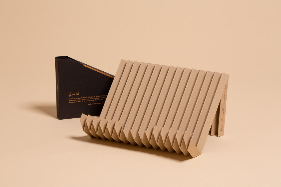 ▲그레이프렙이 더현대닷컴 '그린프렌즈관'에 선보인 휴대용멀티스탠드 (사진제공=SK이노베이션)