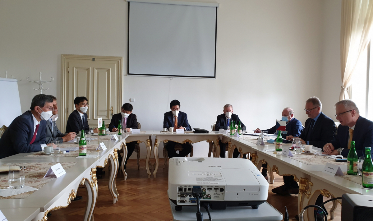 ▲정재훈 한수원 사장(왼쪽 첫번째)이 2일(현지시간) 체코총리 공관에서 야로슬라브 밀 원전특사(오른쪽 첫번째)를 만나 한-체코간 신규원전사업 관련 협력방안에 대해 논의하고 있다. (사진제공=한국수력원자력)