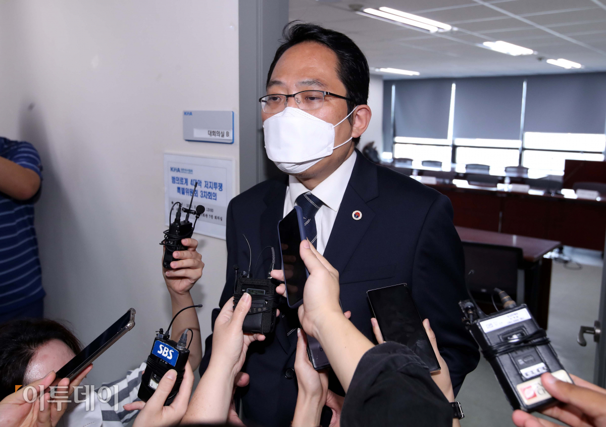 ▲최대집 대한의사협회장이 3일 오후 서울 용산구 대한의사협회에서 열린 범의료계 4대악 저지투쟁 특별위원회 3차회의에 참석하기 전 취재진 질문에 답하고 있다. (연합뉴스)