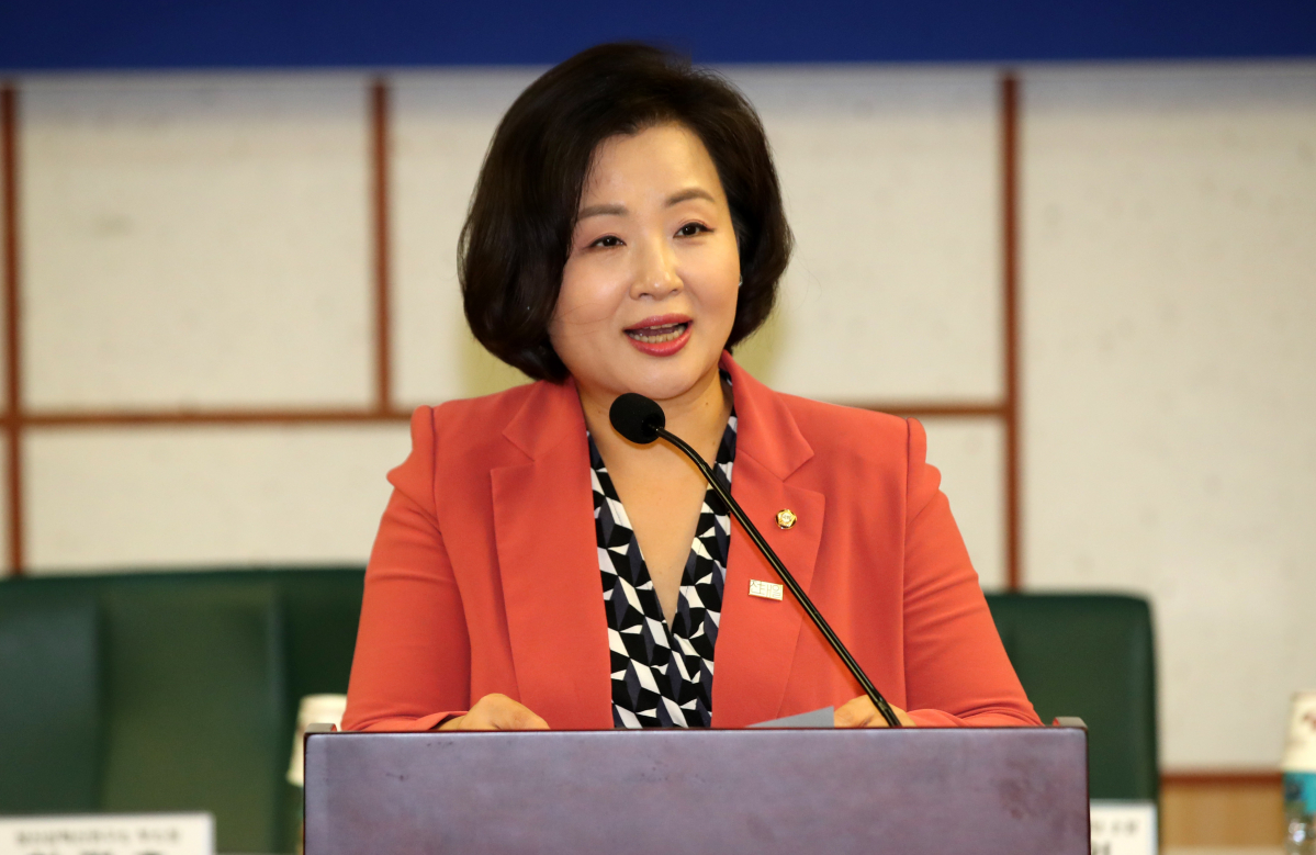 ▲이수진 더불어민주당 의원이 7월 28일 오후 서울 여의도 국회에서 열린 '코로나19 이후 노동을 디자인하다' 토론회에서 개회사를 하고 있다. (뉴시스)