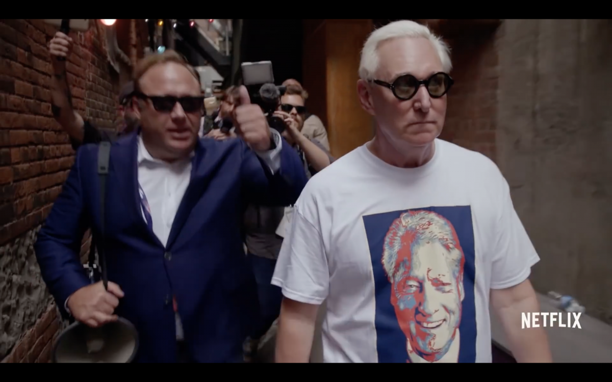 ▲로저 스톤은 2016 대선 당시 빌 클린턴 사진과 'Rape'(강간)이 함께 프린팅 된 셔츠를 입고 유세 현장에 나섰다. (출처=넷플릭스 유튜브 캡처)