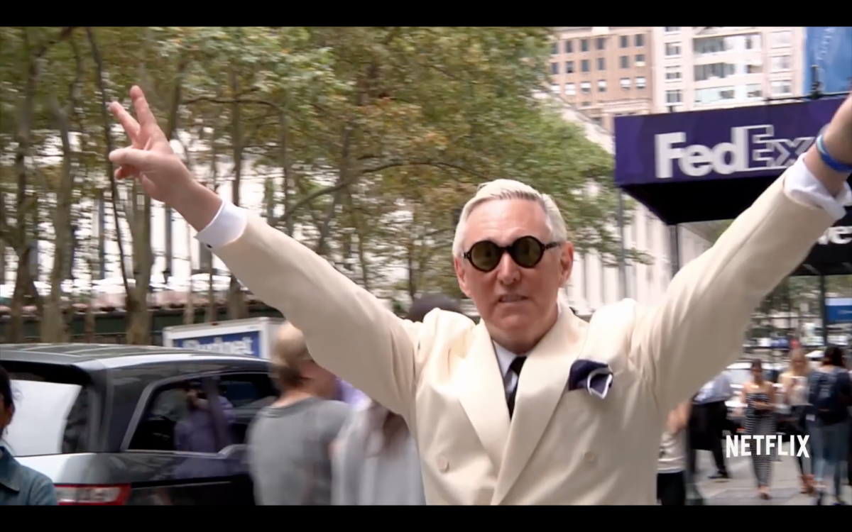 ▲로저 스톤은 양팔을 벌리고 'V'를 취하는 리처드 닉슨의 시그니처 포즈를 자주 취한다. 닉슨 전 대통령은 1974년 8월 9일 워터게이트 사건으로 물러나며 마지막으로 대통령 전용 헬기인 '마린 원'에 오르며 이 자세를 취했다. (출처=넷플릭스 유튜브 캡처)