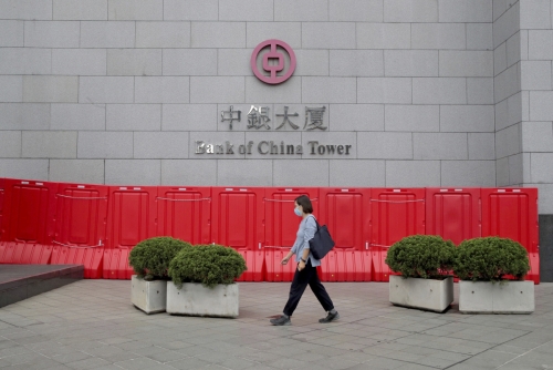 ▲한 여성이 5월 28일(현지시간) 홍콩의 중국은행(BOC) 건물 앞을 지나가고 있다. 국제 신용평가사 피치는 2일 보고서를 내고 중국 은행의 하반기 실적이 감소할 것으로 전망했다. 홍콩/AP뉴시스
