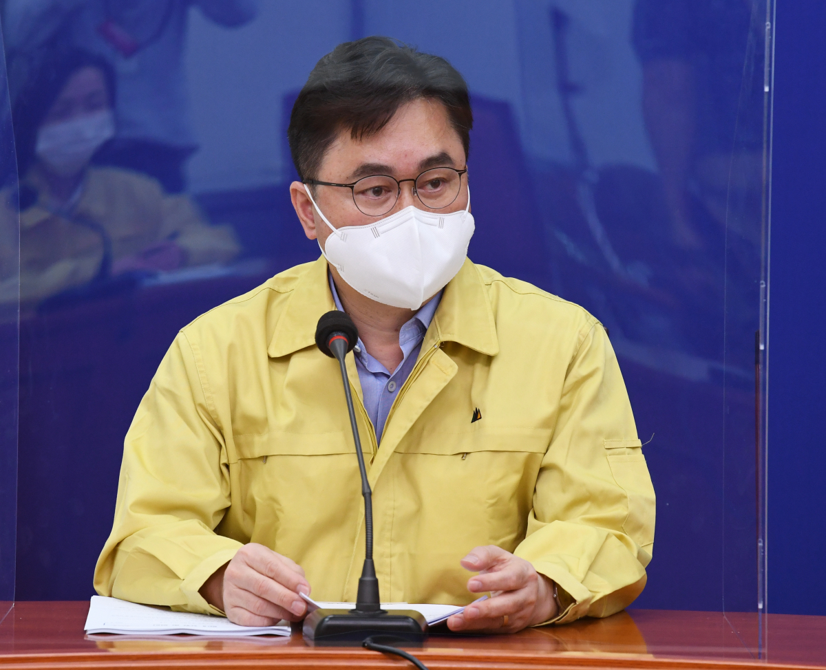 ▲김종민 더불어민주당 최고위원은 7일 청와대가 박근혜 전 대통령은 사면 이명박 전 대통령은 형집행정지를 검토하고 있다는 보도와 관련해 "전혀 사실이 아니다"라며 "구체적인 시나리오를 검토한 상황이 전혀 아니다"라고 밝혔다. (연합뉴스)