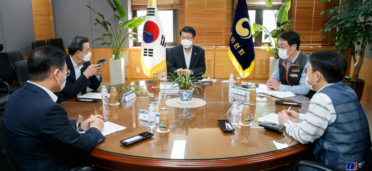 ▲4일 서울 종로구 정부서울청사에서 열린 금융권 노사정 대표자 간담회에서 은성수 금융위원장과 참석자들이 간담회를 진행하고 있다. 나재철 금융투자협회장(왼쪽부터 시계방향), 김태영 은행연합회장, 은성수 금융위원장, 박홍배 금융산업노조 위원장, 이재진 사무금융노조 위원장. (사진제공=금융위원회)