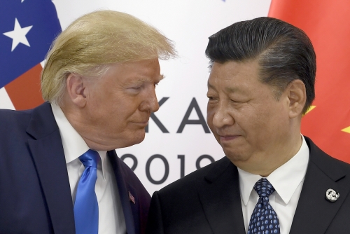 ▲도널드 트럼프(왼쪽) 미국 대통령과 시진핑 중국 국가주석이 지난해 6월 29일(현지시간) 일본 오사카에서 열린 주요 20개국(G20) 회의에서 만나 악수하고 있다. 오사카/AP뉴시스
