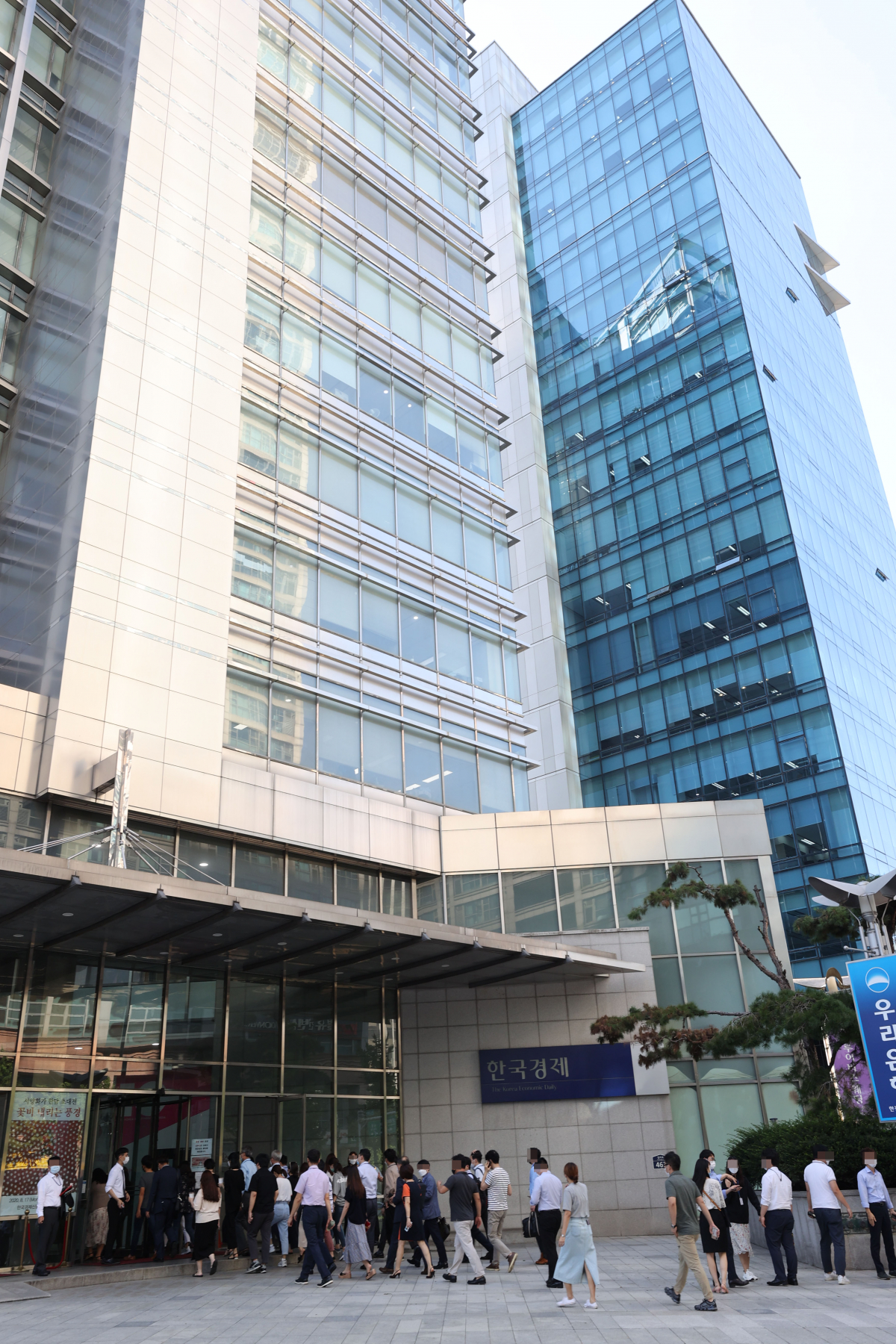 ▲4일 오후 서울 중구 중림동 한국경제신문 사옥이 흔들려 대피한 직원들이 빌딩으로 복귀하고 있다. (연합뉴스)