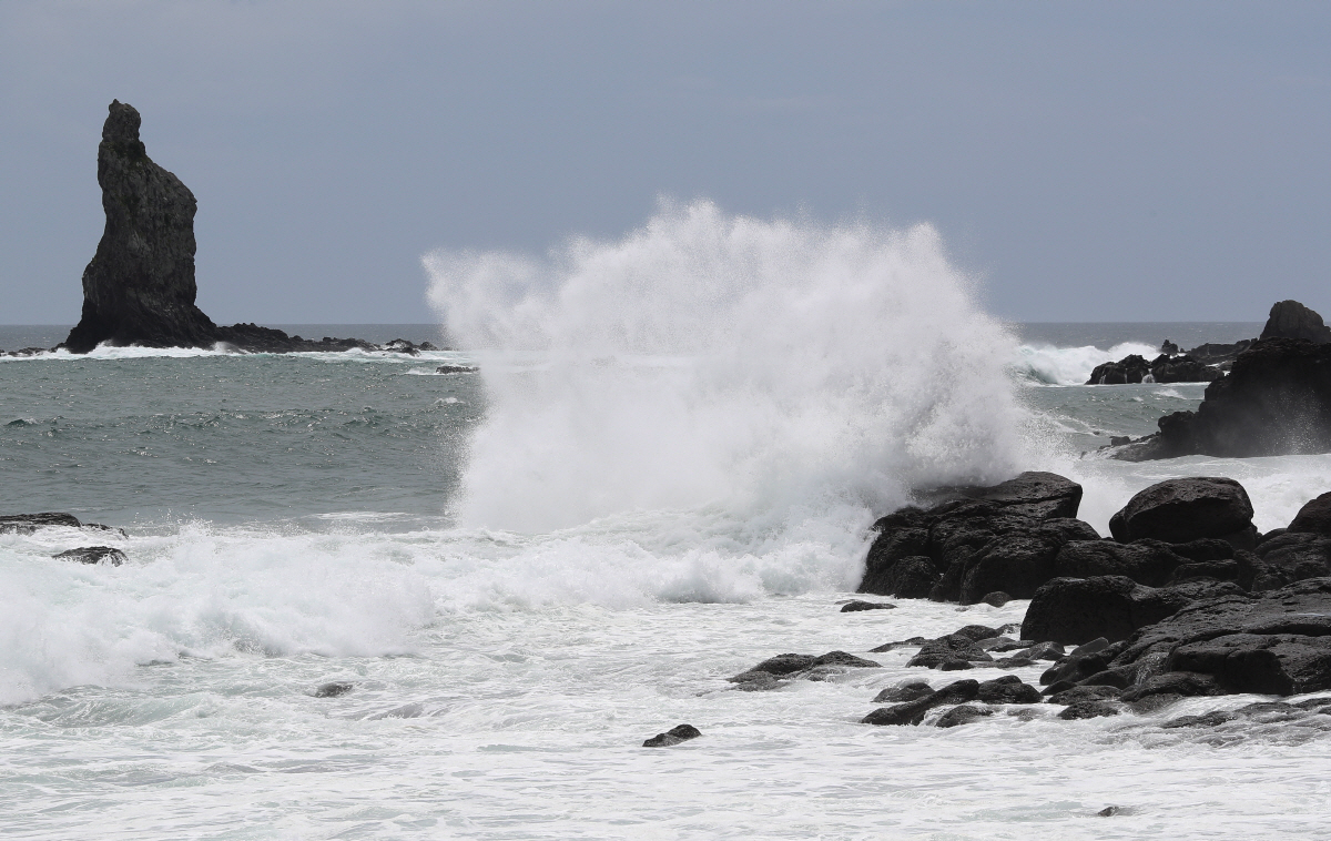 ▲일본 남서쪽 미야자키현 미야자키 해안에 5일 높은 파도가 몰아치고 있다. 미야자키/EPA연합뉴스