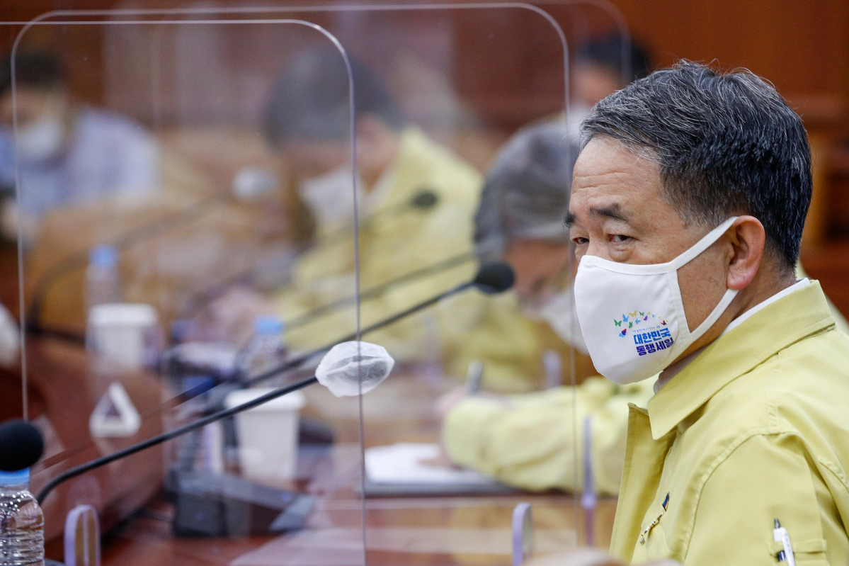 ▲박능후 보건복지부 장관이 6일 오후 서울 종로구 정부서울청사에서 열린 코로나19 대응 중앙재난안전대책본부회의 겸 태풍점검회의에 참석하고 있다. (뉴시스)