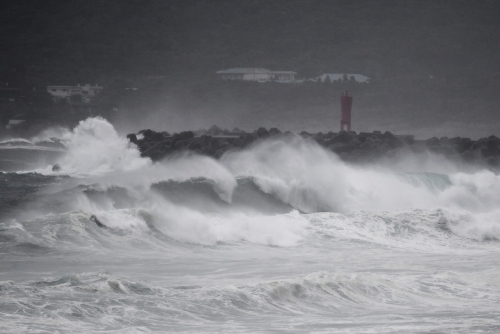 ▲6일 오전 일본 가고시마시 해안에 제10호 태풍 하이선의 영향으로 높아진 파도가 밀어닥치고 있다. 가고시마/AFP연합뉴스 