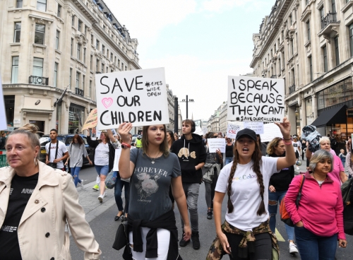▲5일(현지시간) 영국 런던에서 사람들이 항의 시위를 벌이고 있다. 런던/EPA연합뉴스