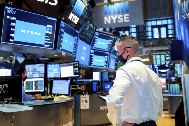 ▲뉴욕증권거래소에서 한 트레이더가 모니터를 살펴보고 있다. 뉴욕/AP뉴시스