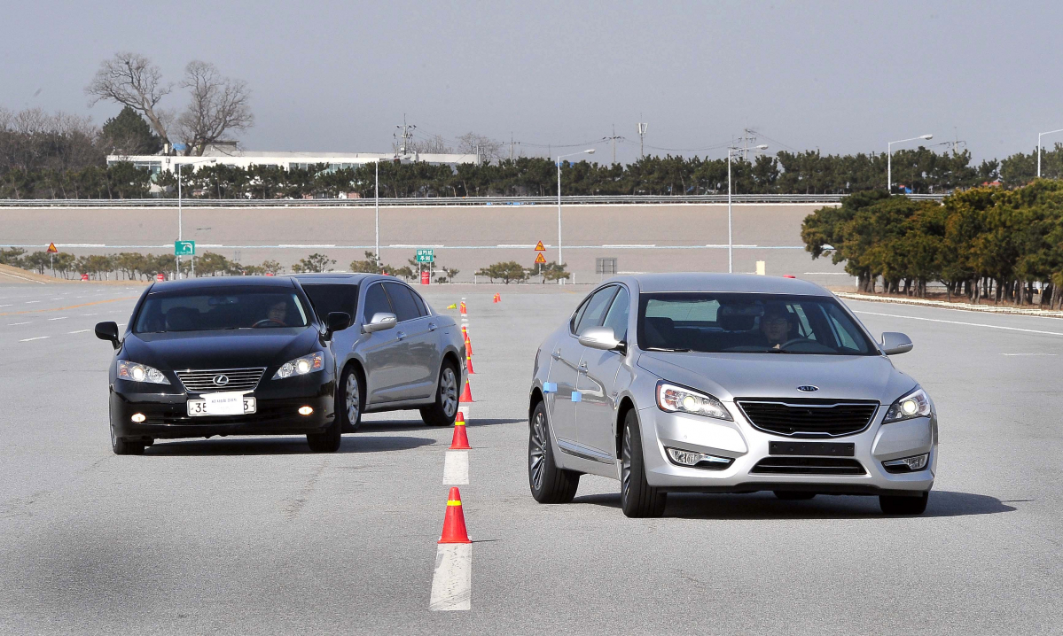 ▲2010년 기아차는 준대형 세단 K7 출시와 함께 경쟁선상에 오른 동급 일본차와 비교 테스트를 추진했다. 그러나 이제 비교 테스트는 금기가 됐다.  (사진제공=기아차)