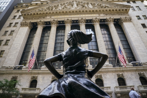 ▲미국 뉴욕증권거래소(NYSE)와 마주보고 있는 여성 평등의 상징물 ‘겁 없는 소녀상’의 모습. 6일(현지시간) 영국 파이낸셜타임스(FT)에 따르면 골드만삭스의 조사 결과 여성 관리 펀드가 남성 관리 펀드보다 좋은 수익률을 냈다. 뉴욕/AP뉴시스