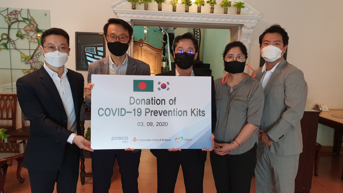 ▲포스코건설은 3일 방글라데시 다카에서 마스크 1000장과 손 소독제 500개 등 한인(韓人) 교포를 위한 신종 코로나바이러스(코로나19) 예방 키트를 기부했다. (사진 제공=포스코건설)