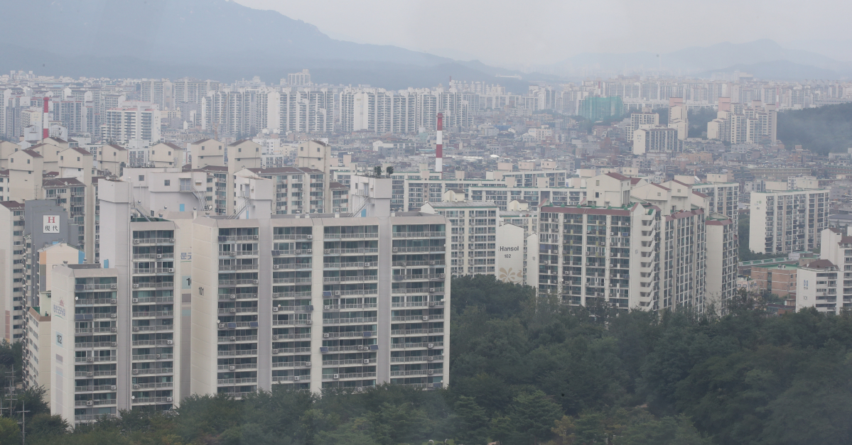 ▲KB국민은행이 최근 주택 매매·거래동향을 알 수 있는 '매매·전세거래지수' 통계 공개를 중단했다. 서울 강북구 일대에 빼곡히 들어선 아파트 단지들 모습. (연합뉴스)