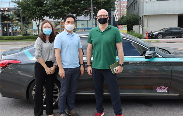 ▲한지형 대표(가운데)가 글로벌 에이전트들과 A2Z 자율주행 차량 도심 실도로 시승 후 기념 촬영을 하고 있다.  (사진제공=오토노머스에이투지)