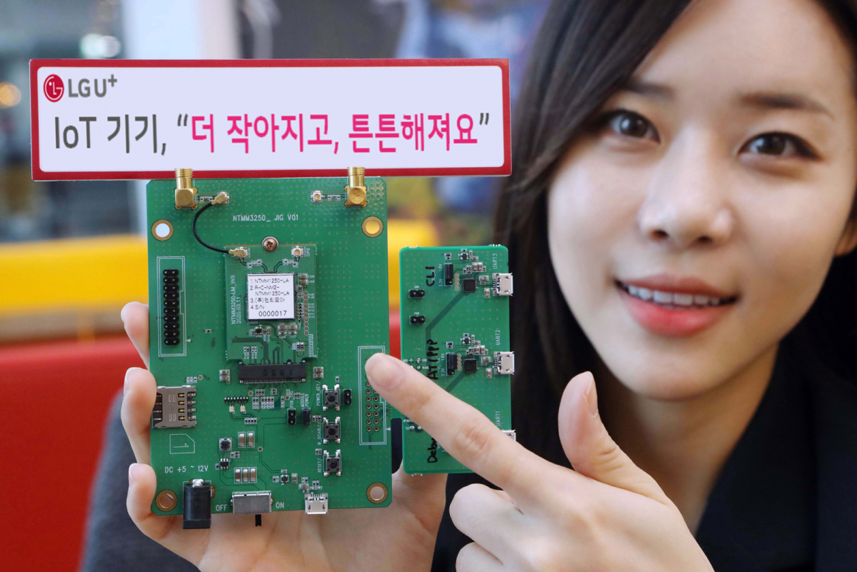 ▲iUICC 기반의 통신 모듈을 시험용 보드에 부착한 모습. (LG유플러스 제공)