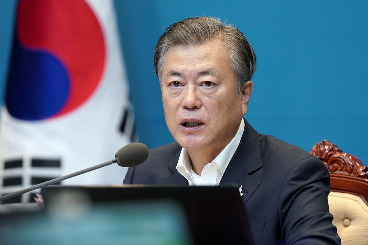 ▲문재인 대통령이 8일 청와대 여민관 영상회의실에서 열린 제45회 국무회의를 오전 안경을 착용하지 않은 채 주재하고 있다. 2020.9.8 (청와대 제공)