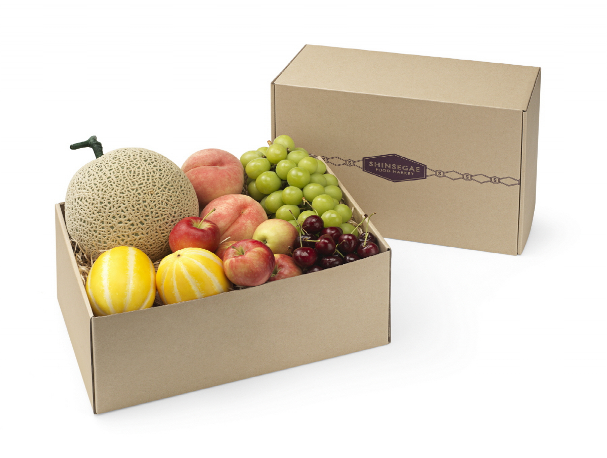 ▲신세계백화점 강남점은 제철 과일 3~5종을 매주 집 앞으로 배송해주는 ‘추석 선물용 과일 정기 구독권’을 30명 한정으로 판매한다. (사진제공=신세계백화점)