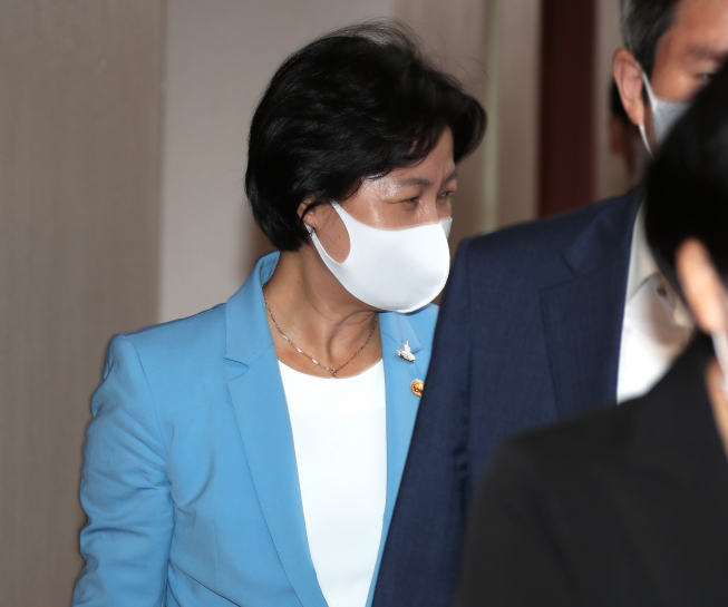 ▲추미애 법무부 장관이 지난 8일 정부서울청사에서 열린 국무회의에 참석하고 있다. (연합뉴스)