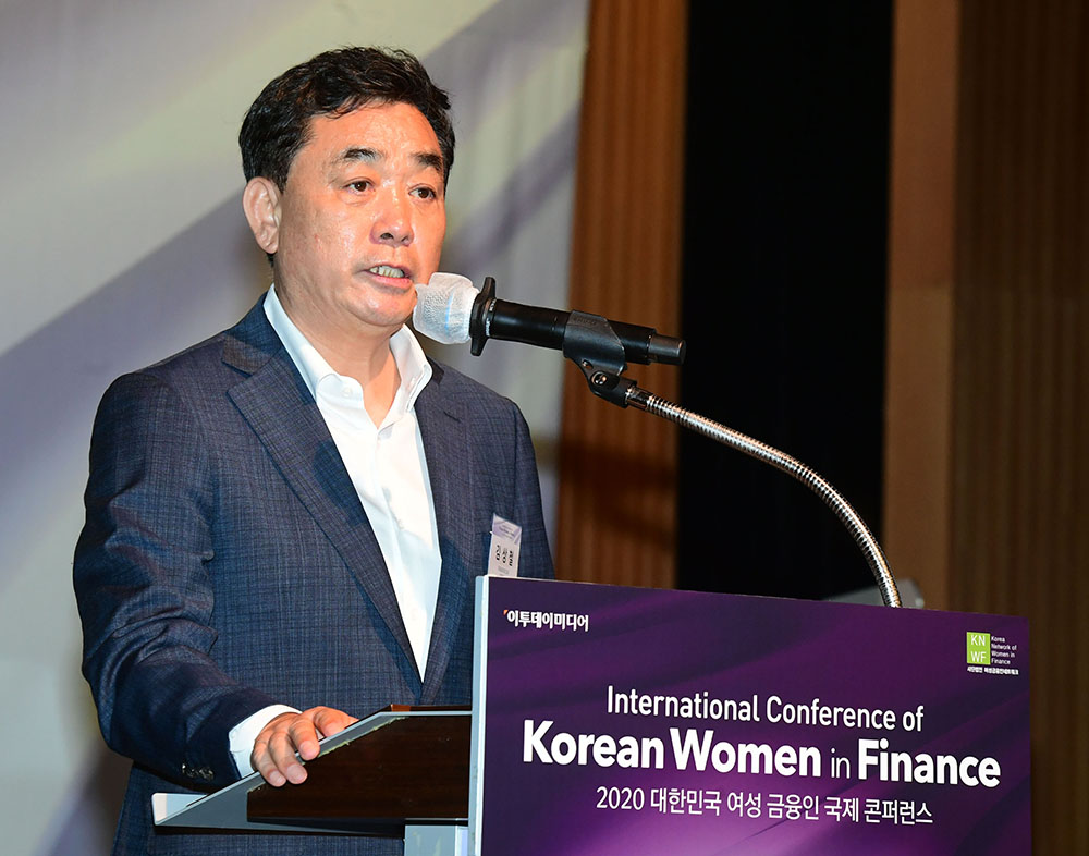 ▲김상철 이투데이미디어 대표가 8일 서울 중구 대한상공회의소 국제회의장에서 열린 '2020 대한민국 여성 금융인 국제 콘퍼런스'에서 개회사를 하고 있다. 이번 행사는 '지속가능한 성장을 이끄는 새로운 물결 -다양성과 포용성-'을 주제로 이투데이미디어와 여성금융인네트워크가 공동 주최했다. (고이란 기자 photoeran@)