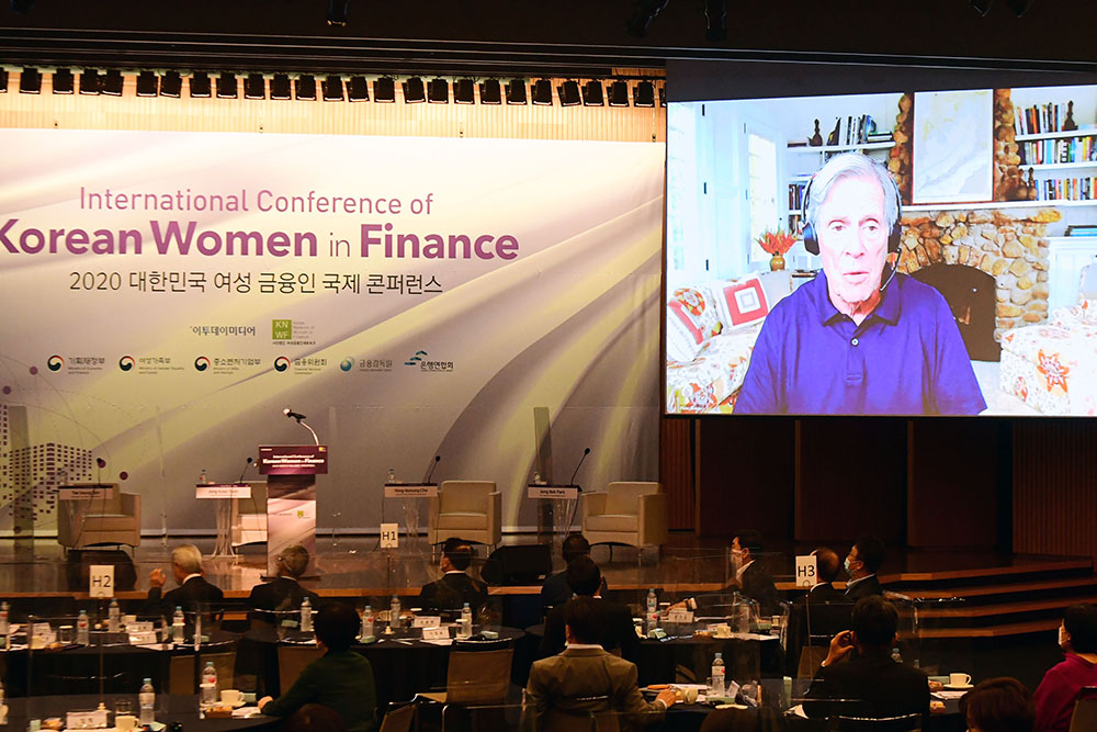 ▲피터 그라우어 블룸버그 회장이 8일 서울 중구 대한상공회의소 국제회의장에서 열린 '2020 대한민국 여성 금융인 국제 콘퍼런스'에서 축사를 하고 있다. 이번 행사는 '지속가능한 성장을 이끄는 새로운 물결 -다양성과 포용성-'을 주제로 이투데이미디어와 여성금융인네트워크가 공동 주최했다.  (고이란 기자 photoeran@)