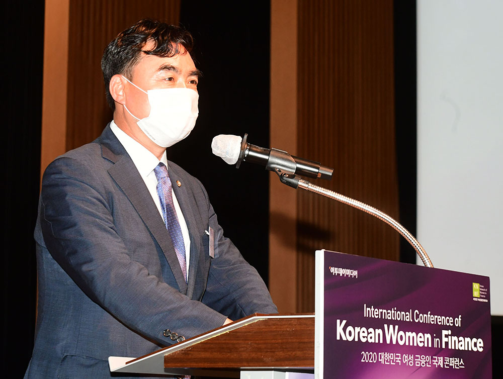 ▲윤관석 국회 정무위원장이 8일 서울 중구 대한상공회의소 국제회의장에서 열린 '2020 대한민국 여성 금융인 국제 콘퍼런스'에서 축사를 하고 있다. 이번 행사는 '지속가능한 성장을 이끄는 새로운 물결 -다양성과 포용성-'을 주제로 이투데이미디어와 여성금융인네트워크가 공동 주최했다.  (고이란 기자 photoeran@)