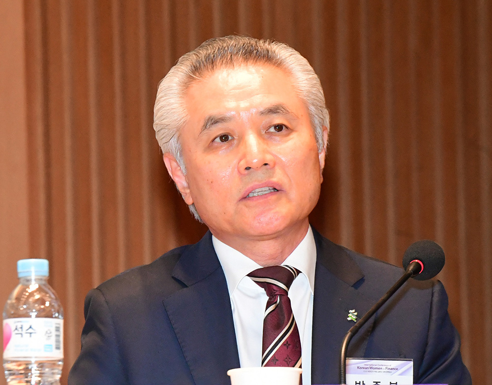 ▲박종복 SC제일은행장이 8일 서울 중구 대한상공회의소 국제회의장에서 열린 '2020 대한민국 여성 금융인 국제 콘퍼런스'에서 패널로 참석해 발언을 하고 있다. 이번 행사는 '지속가능한 성장을 이끄는 새로운 물결 -다양성과 포용성-'을 주제로 이투데이미디어와 여성금융인네트워크가 공동 주최했다. (고이란 기자 photoeran@)