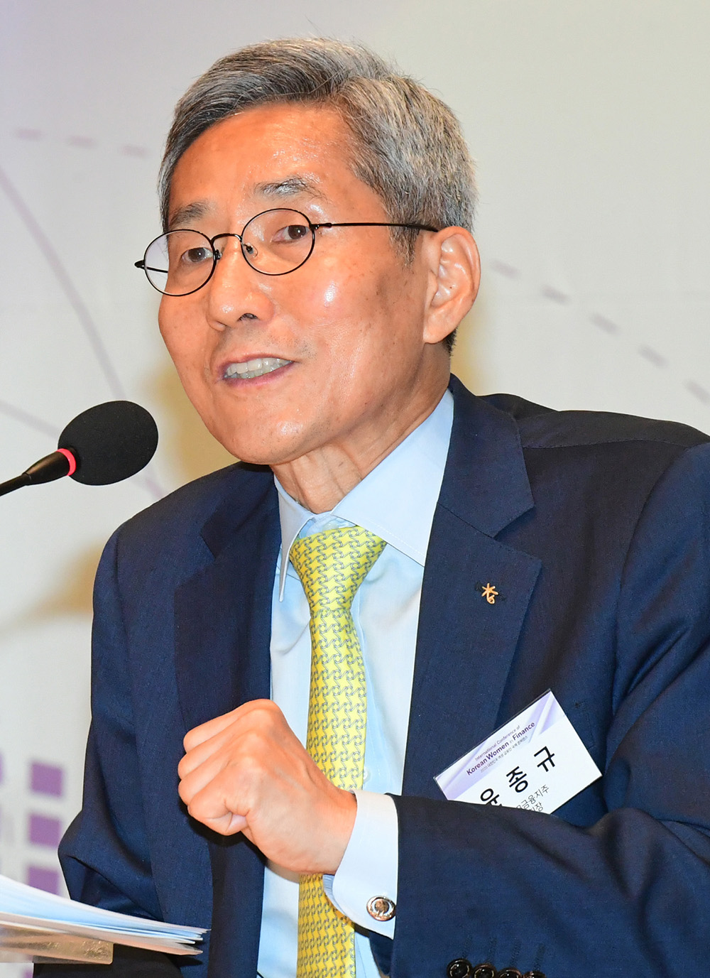 ▲윤종규 KB금융지주 회장이 8일 서울 중구 대한상공회의소 국제회의장에서 열린 '2020 대한민국 여성 금융인 국제 콘퍼런스'에서 패널로 참석해 발언을 하고 있다. 이번 행사는 '지속가능한 성장을 이끄는 새로운 물결 -다양성과 포용성-'을 주제로 이투데이미디어와 여성금융인네트워크가 공동 주최했다. (고이란 기자 photoeran@)