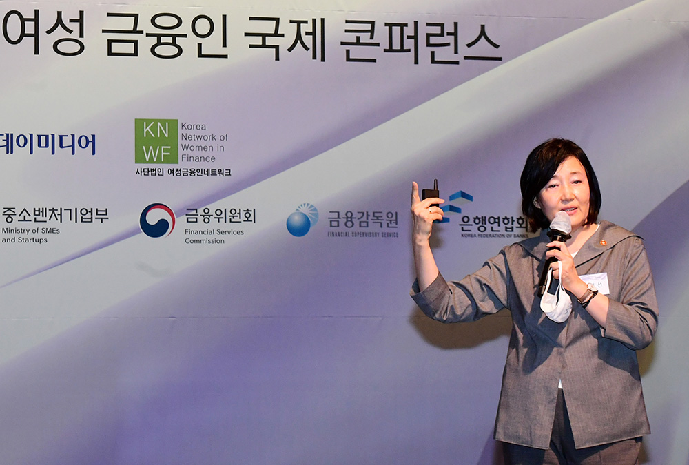▲박영선 중소벤처기업부 장관이 8일 서울 중구 대한상공회의소 국제회의장에서 열린 '2020 대한민국 여성 금융인 국제 콘퍼런스'에서 '디지털 경제로의 대전환-스마트 대한민국'을 주제로 강연하고 있다. 이번 행사는 '지속가능한 성장을 이끄는 새로운 물결 -다양성과 포용성-'을 주제로 이투데이미디어와 여성금융인네트워크가 공동 주최했다. (고이란 기자 photoeran@)