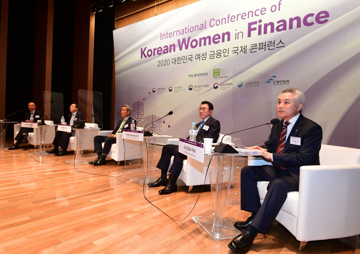 ▲박종복 SC제일은행장이 8일 서울 중구 대한상공회의소 국제회의장에서 열린 '2020 대한민국 여성 금융인 국제 콘퍼런스'에서 패널로 참석해 발언을 하고 있다. 이번 행사는 '지속가능한 성장을 이끄는 새로운 물결 -다양성과 포용성-'을 주제로 이투데이미디어와 여성금융인네트워크가 공동 주최했다.(앞줄 왼쪽부터) 최운열 전 의원, 손태승 우리금융그룹 회장, 윤종규 KB금융지주 회장, 조용병 신한금융지주 회장, 박 은행장. 고이란 기자 photoeran@