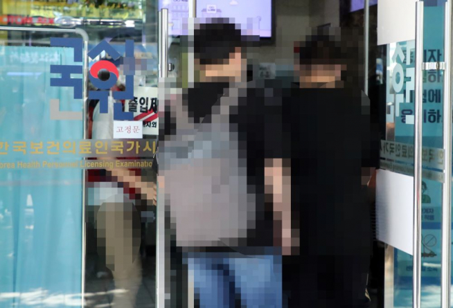 ▲2021년도 제85회 의사국가시험 실기시험 첫날인 8일 서울 광진구 한국보건의료인국가시험원으로 응시생과 관계자들이 섞여 들어가고 있다.  (연합뉴스)