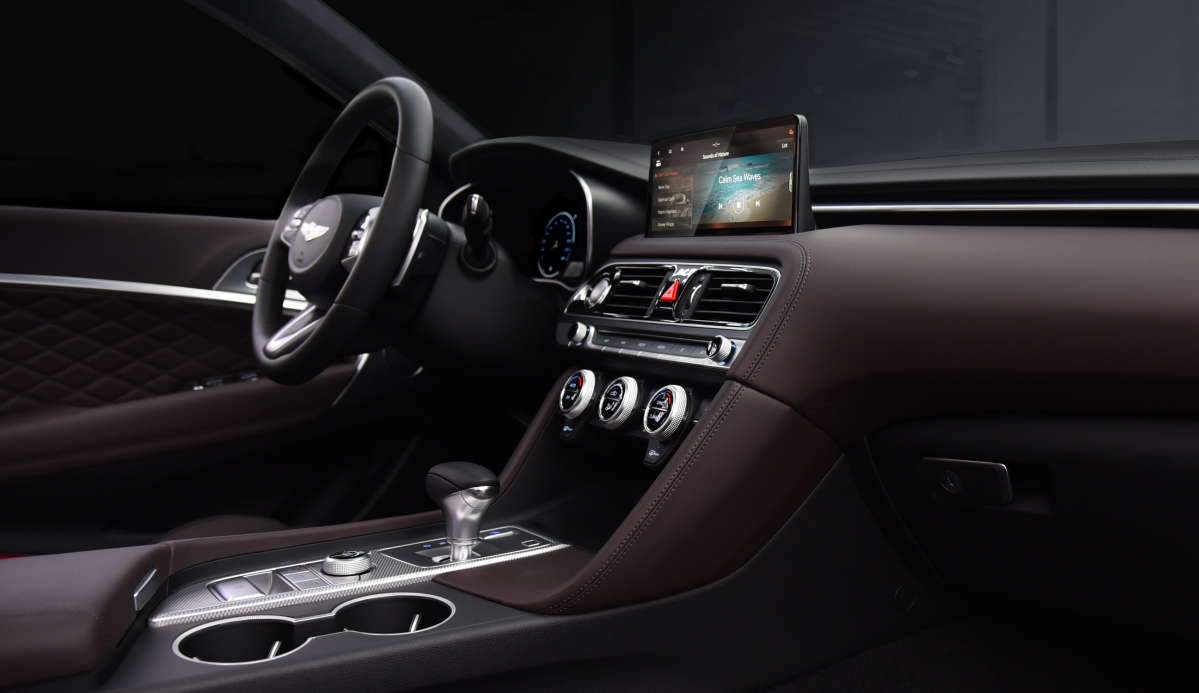 ▲인테리어는 이전 레이아웃을 유지하되 내용물을 튼실하게 바꿨다. 10.25인치 인포테인먼트 시스템도 처음으로 갖췄다. (사진제공=제네시스)