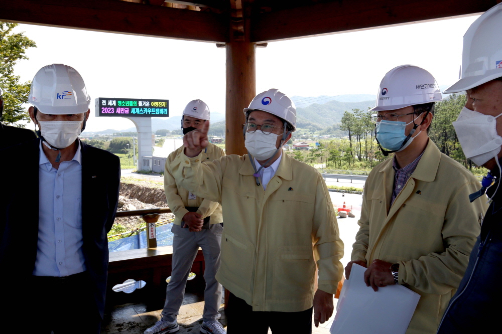 ▲양충모 새만금개발청장이 9일 2023 새만금 세계잼버리대회 용지 조성 현장을 방문해 점검하고 있다. (사진제공=새만금개발청)