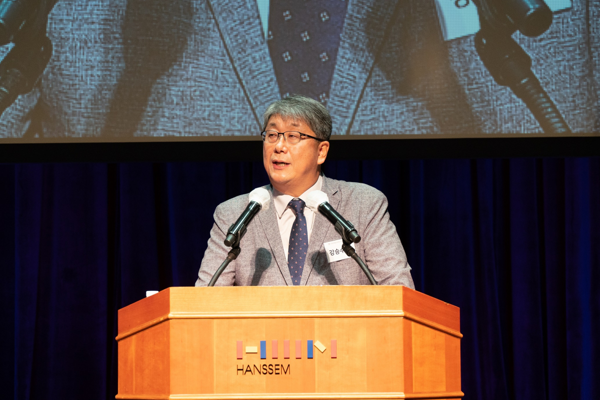 ▲강승수 한샘 회장이 9일 열린 ‘한샘 창립 50주년 비전선포식’에서 비전을 발표하고 있다.  (사진제공=한샘)