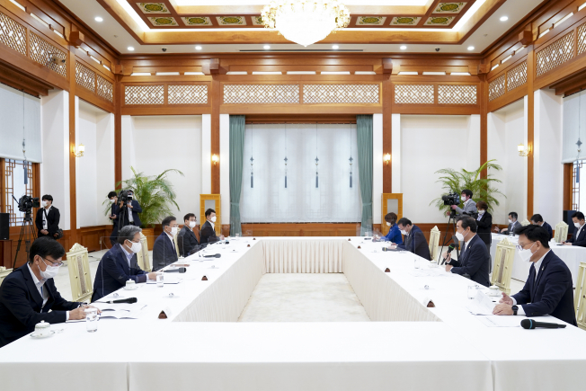 ▲문재인 대통령이 9일 청와대에서 더불어민주당 이낙연 대표, 김태년 원내대표 등 지도부와 간담회를 하고 있다.  (연합뉴스)