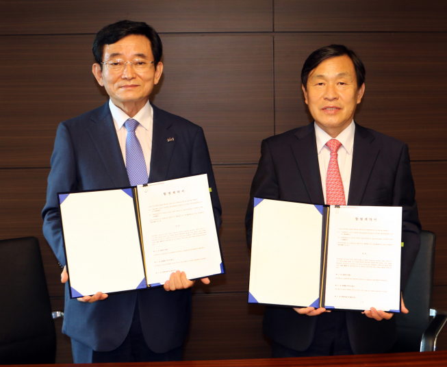 ▲김내환 KCC글라스 대표이사(왼쪽)와 우종철 코리아오토글라스 대표이사가 합병 계약을 체결한 후 기념 촬영을 하고 있다. (사진제공=KCC글라스)