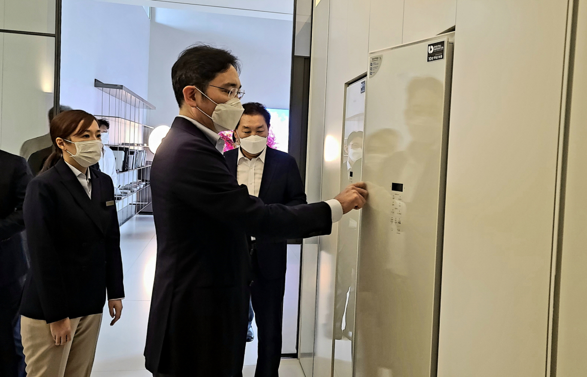 ▲이재용 삼성전자 부회장이 9일 오후 서울 강남구에 위치한 삼성디지털프라자 삼성대치점을 찾아 프리미엄 가전제품 판매 현장을 점검하는 모습 (사진제공=삼성전자)