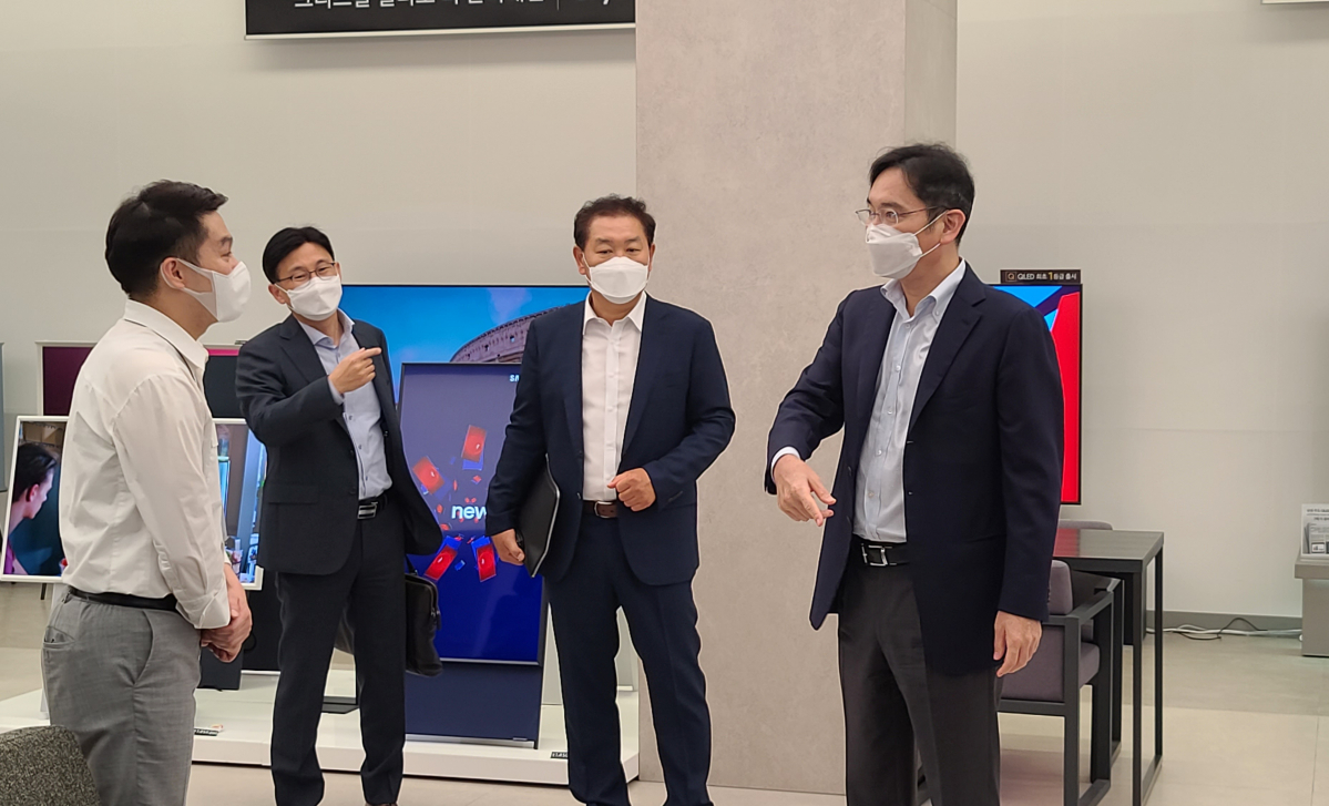 ▲이재용 삼성전자 부회장이 9일 오후 서울 강남구에 위치한 삼성디지털프라자 삼성대치점을 찾아 프리미엄 가전제품 판매 현장을 점검하는 모습 (사진제공=삼성전자)