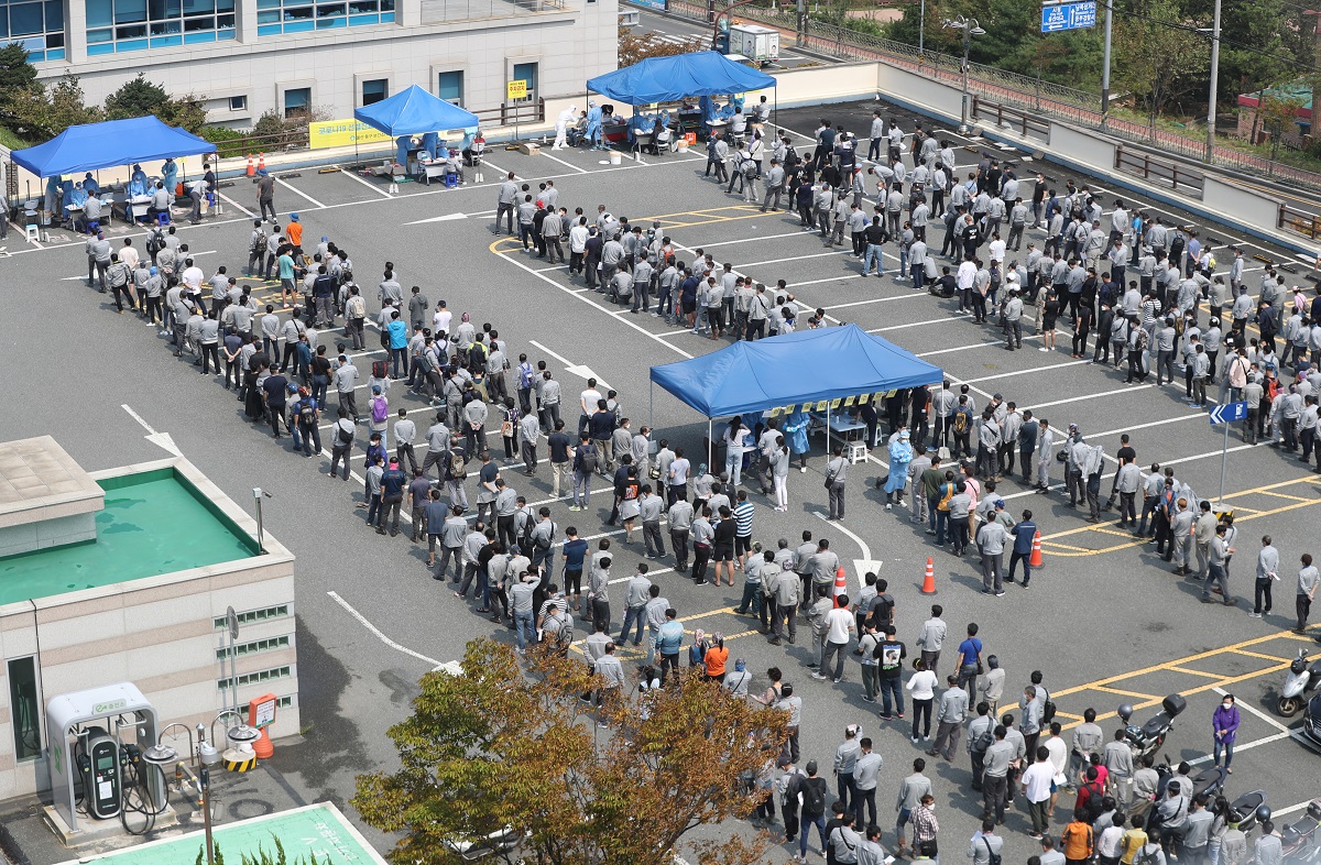 ▲지난 9일 코로나19 집단감염이 발생한 현대중공업 울산 조선소 관련 직원들이 울산 동구보건소 선별진료소에서 진단검사를 받기 위해 줄을 서 있다.  (연합뉴스)