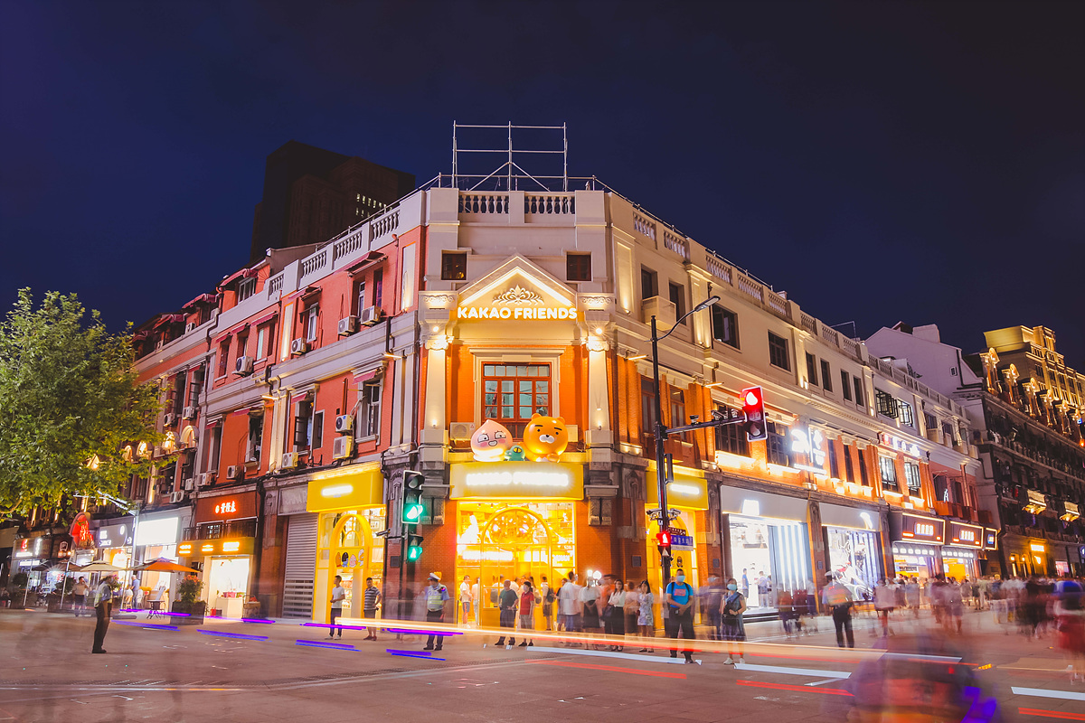 ▲카카오프렌즈 중국 상하이 정규 매장. (사진제공=카카오IX)