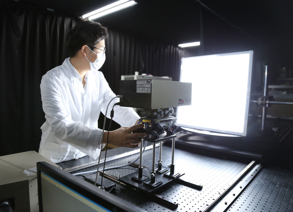 ▲KTR 광융합팀 연구원이 광원의 조도측정 시험을 하고 있는 모습 (사진제공=한국화학융합시험연구원(KTR))